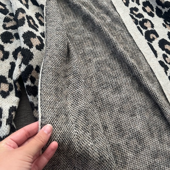 American Eagle Oversized Leopard Cardigan. Super Soft! Size XXS - Picture 7 of 13